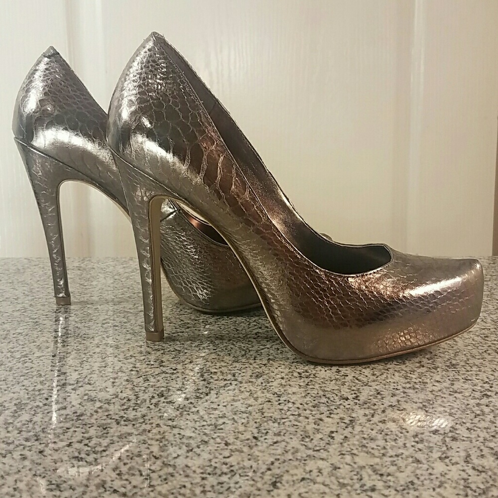 BCBGeneration Metallic Platform Pumps Size 6.5